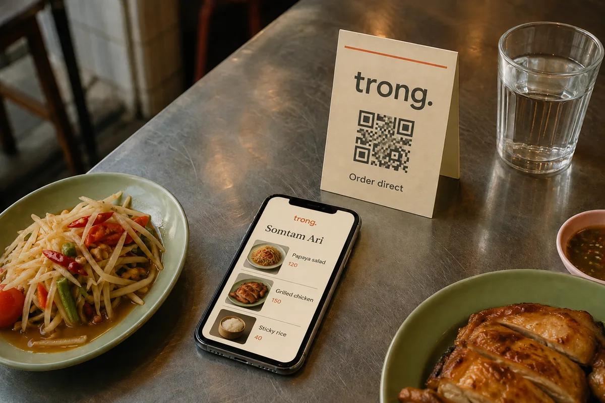 ภาพ AI: เมนูอาหารบนโทรศัพท์ข้างป้ายสั่งตรงและอาหารไทยบนโต๊ะ